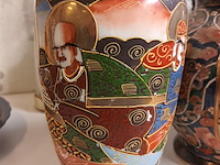 Lot 293 - oosterse vazen. 2 stuks - afbeelding 2 van  6