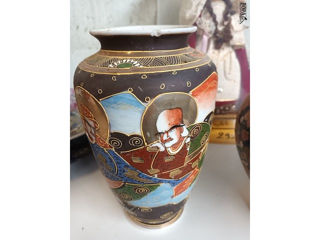 Lot 293 - oosterse vazen. 2 stuks - afbeelding 4 van  6