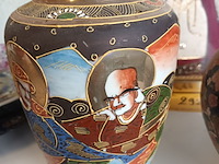 Lot 293 - oosterse vazen. 2 stuks - afbeelding 4 van  6