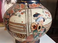 Lot 293 - oosterse vazen. 2 stuks - afbeelding 5 van  6