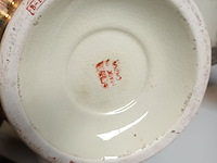 Lot 293 - oosterse vazen. 2 stuks - afbeelding 6 van  6