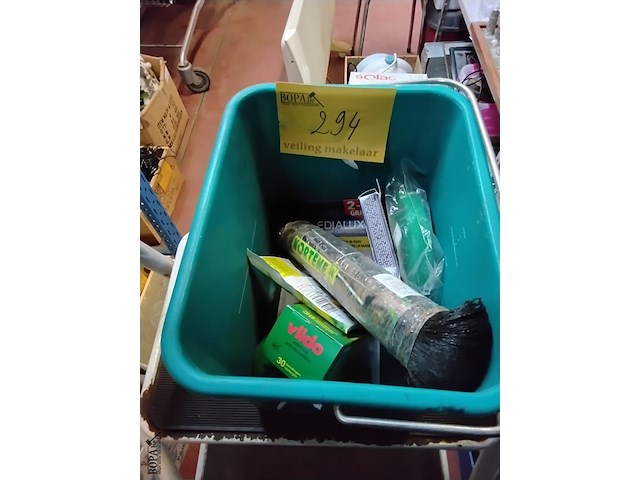 Lot 294 - insecticides en tuinproducten 7 stuks in emmer - afbeelding 1 van  1