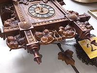 Lot 294 - koekoeksklok in plastiek - afbeelding 4 van  7