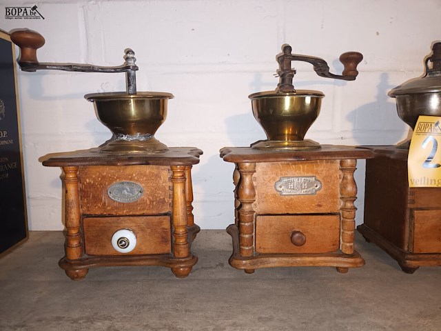 Lot 294 - koffiemolens. 5 stuks - afbeelding 2 van  4