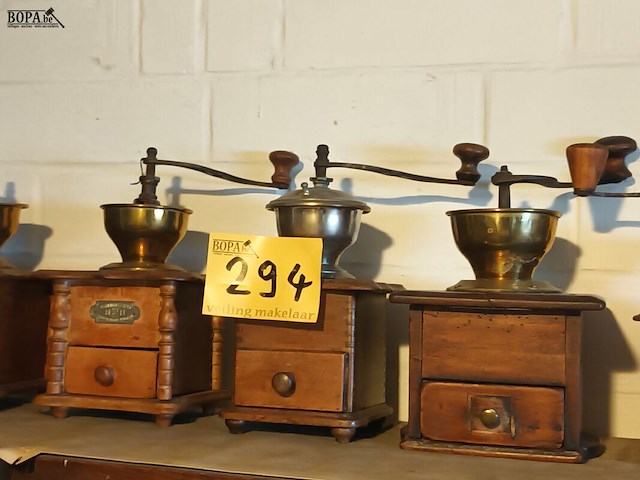 Lot 294 - koffiemolens. 5 stuks - afbeelding 4 van  4