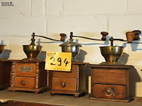 Lot 294 - koffiemolens. 5 stuks - afbeelding 4 van  4