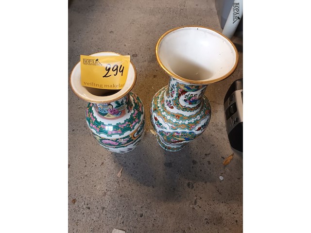 Lot 294 - oosterse vazen. 2 stuks - afbeelding 1 van  5