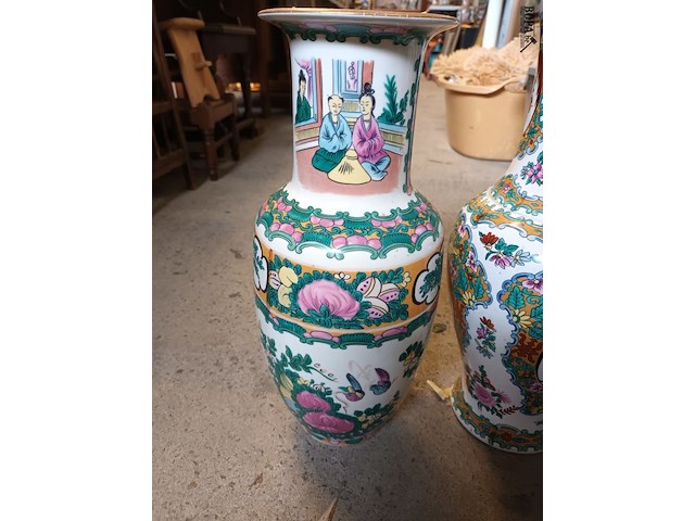 Lot 294 - oosterse vazen. 2 stuks - afbeelding 2 van  5