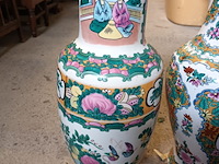 Lot 294 - oosterse vazen. 2 stuks - afbeelding 2 van  5