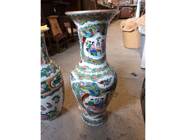 Lot 294 - oosterse vazen. 2 stuks - afbeelding 4 van  5