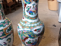 Lot 294 - oosterse vazen. 2 stuks - afbeelding 4 van  5
