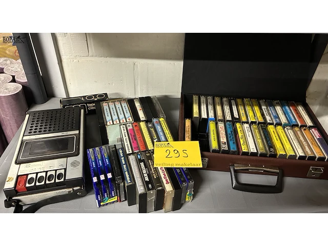 Lot 295 - cassettespeler met cassettes in koffer - afbeelding 1 van  5