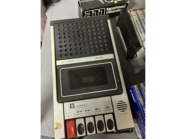 Lot 295 - cassettespeler met cassettes in koffer - afbeelding 2 van  5