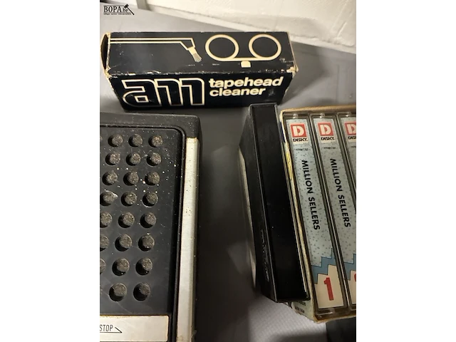 Lot 295 - cassettespeler met cassettes in koffer - afbeelding 3 van  5
