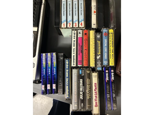 Lot 295 - cassettespeler met cassettes in koffer - afbeelding 4 van  5