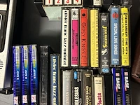 Lot 295 - cassettespeler met cassettes in koffer - afbeelding 4 van  5