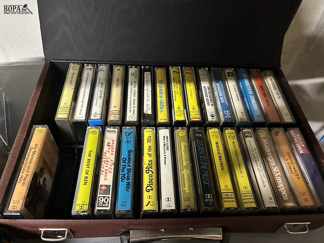Lot 295 - cassettespeler met cassettes in koffer - afbeelding 5 van  5