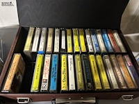 Lot 295 - cassettespeler met cassettes in koffer - afbeelding 5 van  5