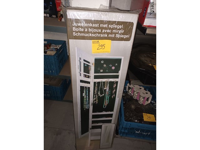 Lot 295 - juwelenkast met spiegel - afbeelding 1 van  4