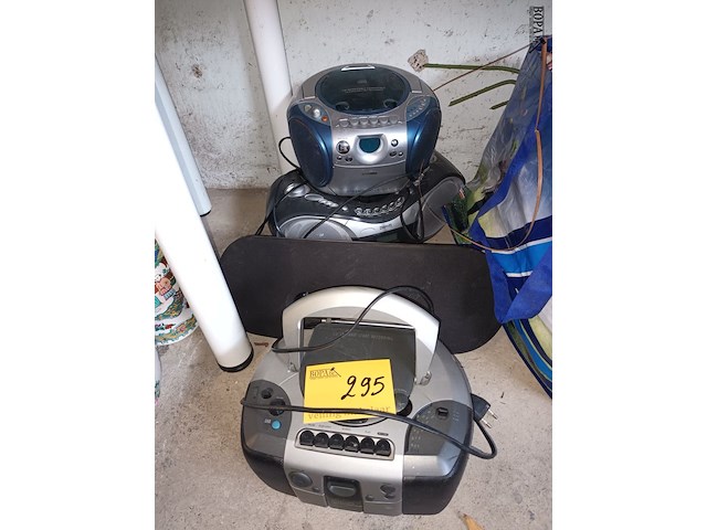 Lot 295 - radio’s en docking station 4 stuks - afbeelding 1 van  4