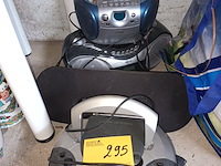 Lot 295 - radio’s en docking station 4 stuks - afbeelding 1 van  4