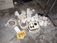 Lot 295 - verlengkabels en verdeelstekkers. 25 stuks - afbeelding 1 van  3