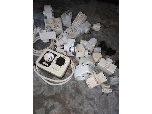 Lot 295 - verlengkabels en verdeelstekkers. 25 stuks - afbeelding 2 van  3