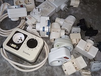 Lot 295 - verlengkabels en verdeelstekkers. 25 stuks - afbeelding 2 van  3