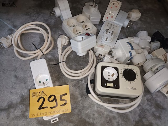 Lot 295 - verlengkabels en verdeelstekkers. 25 stuks - afbeelding 3 van  3