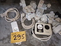 Lot 295 - verlengkabels en verdeelstekkers. 25 stuks - afbeelding 3 van  3