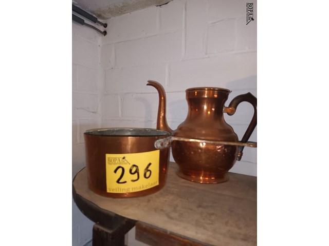 Lot 296 - koperen steelpan en kan - afbeelding 1 van  3