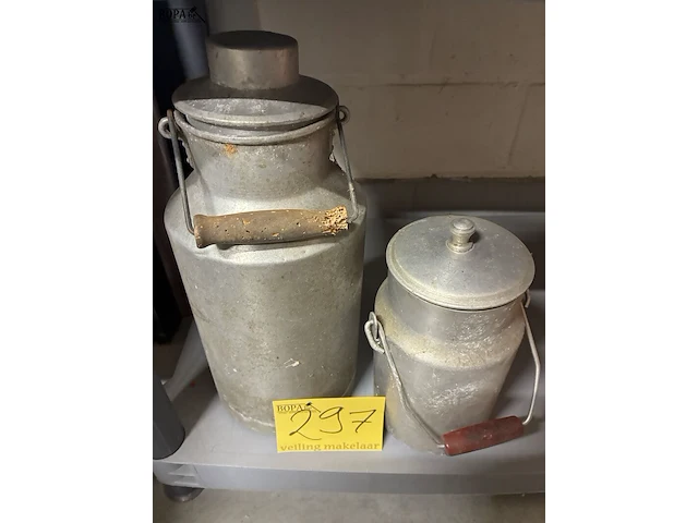 Lot 297 - aluminium melkkit - 2 stuks - afbeelding 1 van  1