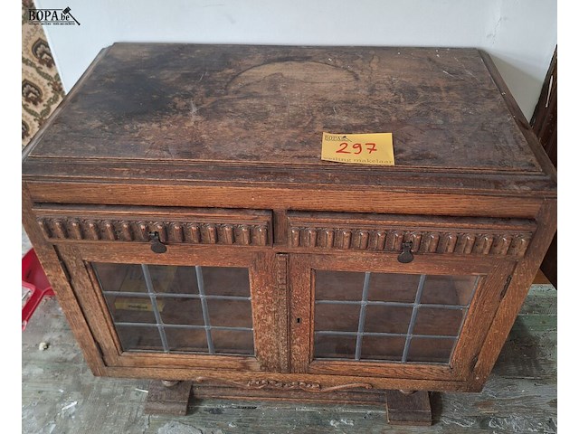 Lot 297 - antiek kastje met vitrine deuren - afbeelding 1 van  1