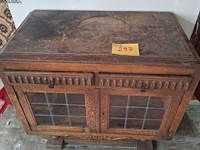Lot 297 - antiek kastje met vitrine deuren - afbeelding 1 van  1