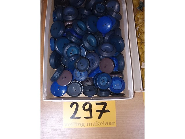 Lot 297 - doos met retro knopen - afbeelding 1 van  2