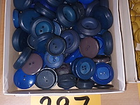 Lot 297 - doos met retro knopen - afbeelding 1 van  2