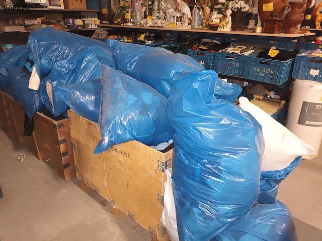 Lot 297 - grote partij kledij en linnen - afbeelding 3 van  4