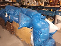 Lot 297 - grote partij kledij en linnen - afbeelding 3 van  4