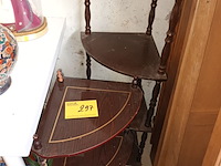 Lot 297 - hoek meubilair. 2 stuks - afbeelding 1 van  4