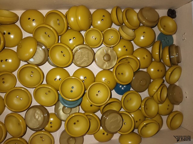 Lot 298 - doos met retro knopen - afbeelding 2 van  2