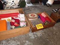 Lot 298 - naaikoffer en naaigerei - afbeelding 1 van  4