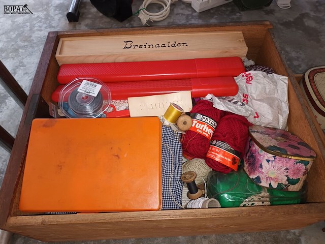 Lot 298 - naaikoffer en naaigerei - afbeelding 2 van  4