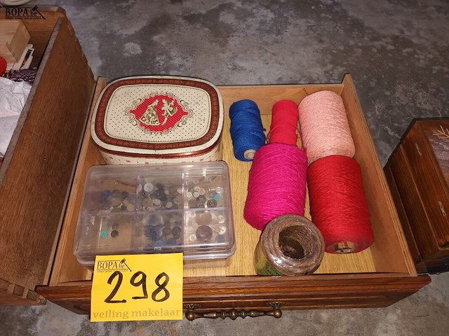 Lot 298 - naaikoffer en naaigerei - afbeelding 3 van  4