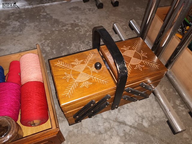 Lot 298 - naaikoffer en naaigerei - afbeelding 4 van  4