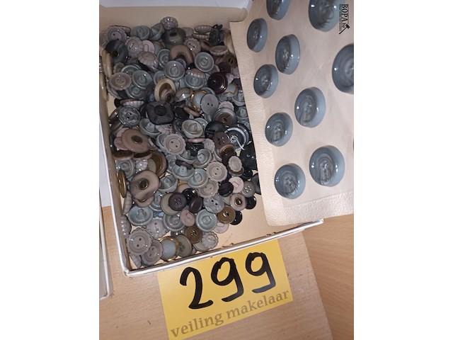 Lot 299 - doos met retro knopen - afbeelding 1 van  2