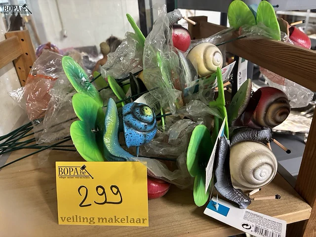 Lot 299 - lot tuinversiering slakken - afbeelding 1 van  2
