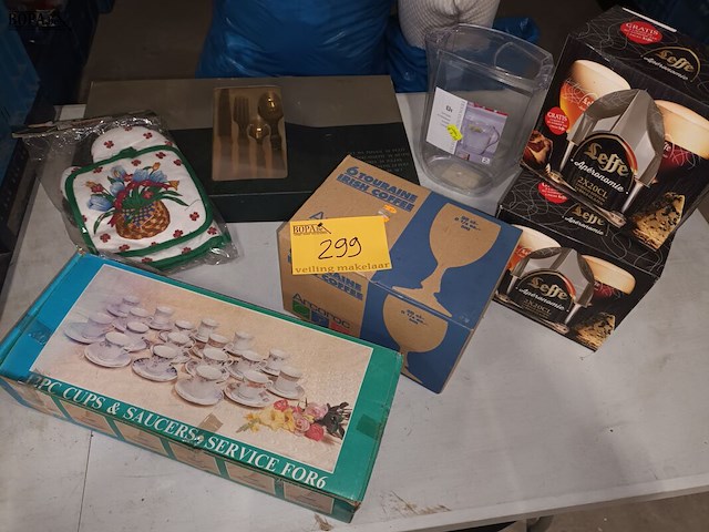 Lot 299 - servies, bestek en glazen. 8 stuks - afbeelding 1 van  5