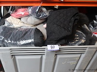 Lot 2de hands kledij zonder de pvc bak - afbeelding 1 van  1