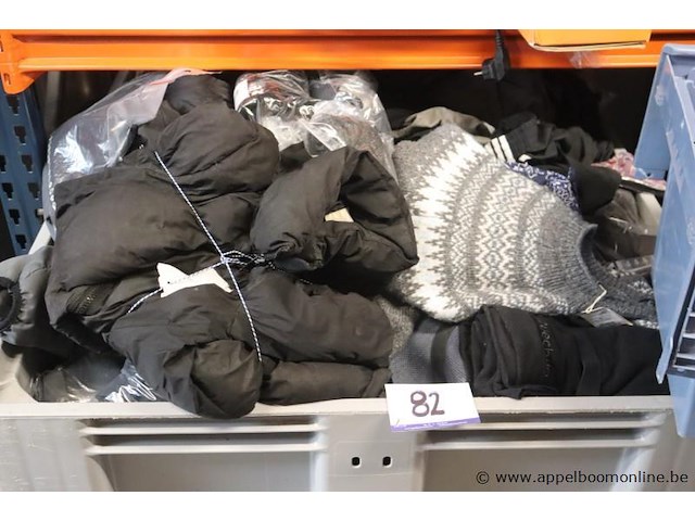 Lot 2de hands kledij zonder de pvc bak - afbeelding 1 van  1