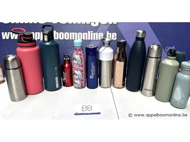 Lot 2de hands kleding, zonder de pvc bak - afbeelding 1 van  1